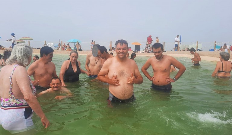 Clientes do CACI experimentam piscina com água do mar aquecida, em Vila Nova de Gaia