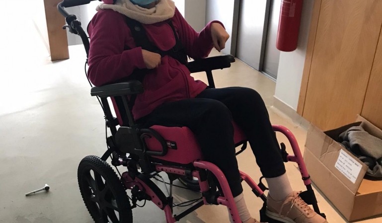 Após 6 anos Glória Pereira recebe finalmente cadeira adaptada.