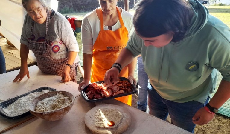 Clientes do CACI aprendem a fazer o tradicional Pão da Comadre